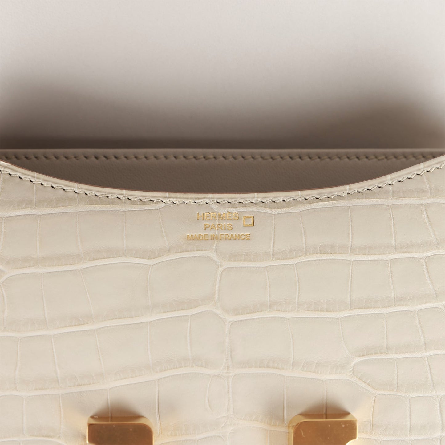 H Constance 18 Beton Matte Alligator Gold Hardware