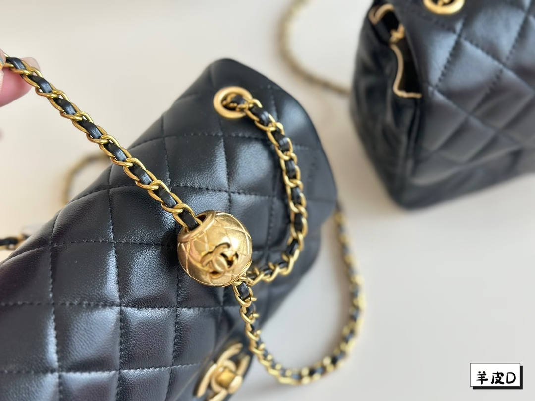 CC new arrival chain bag size 20cm/17cm