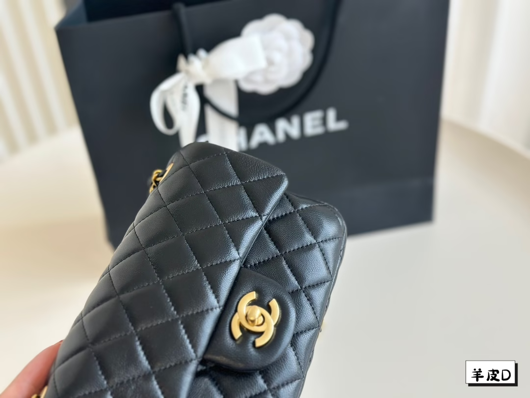 CC new arrival chain bag size 20cm/17cm