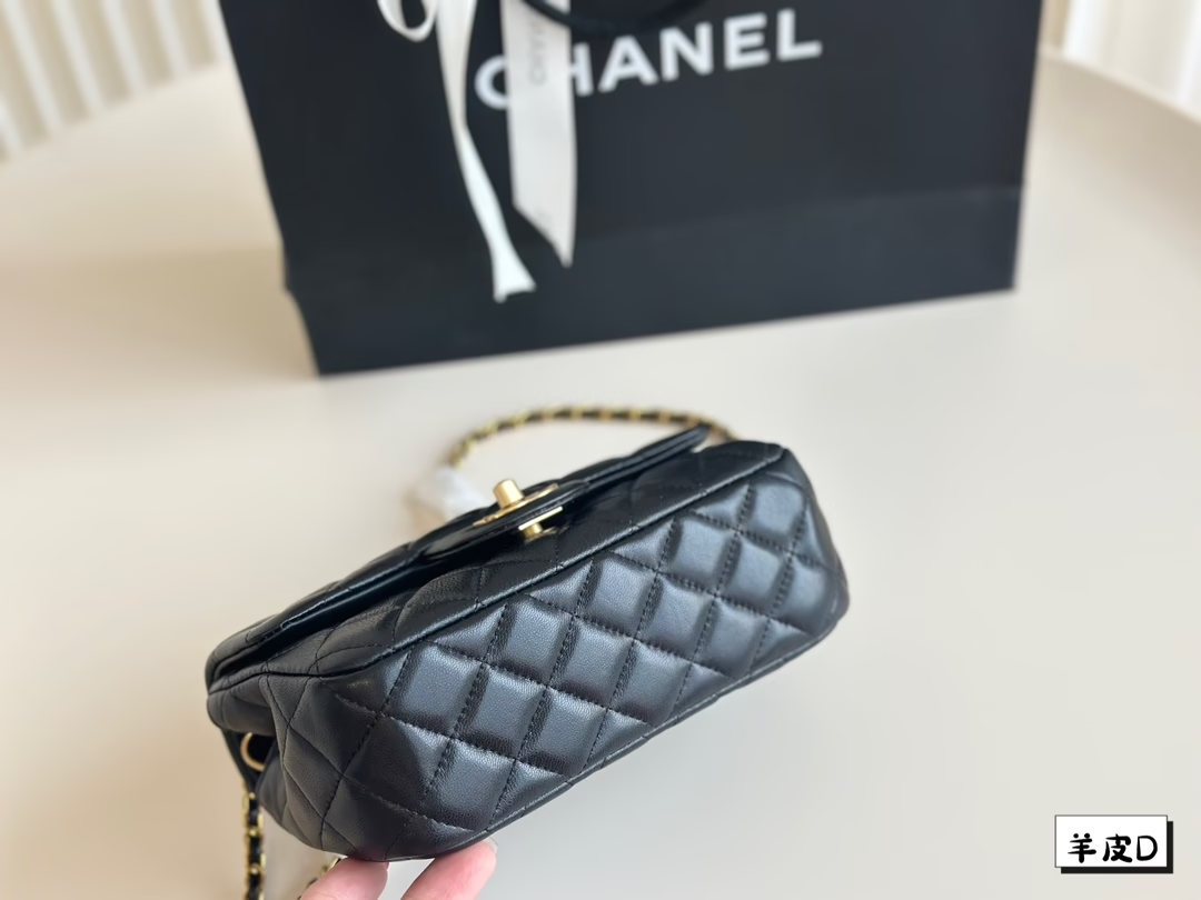 CC new arrival chain bag size 20cm/17cm