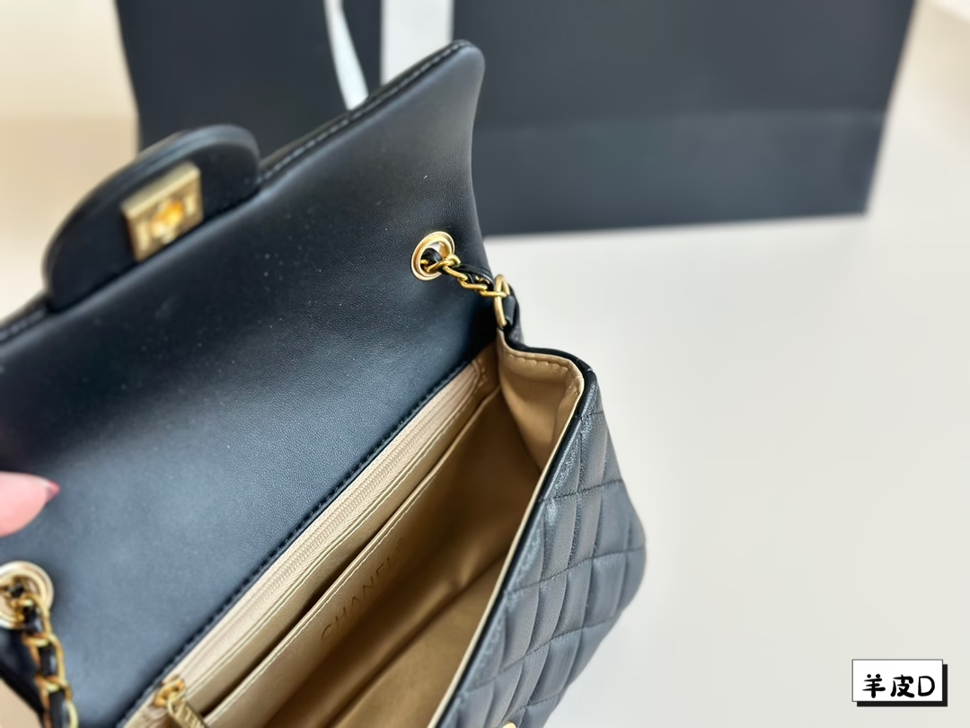 CC new arrival chain bag size 20cm/17cm