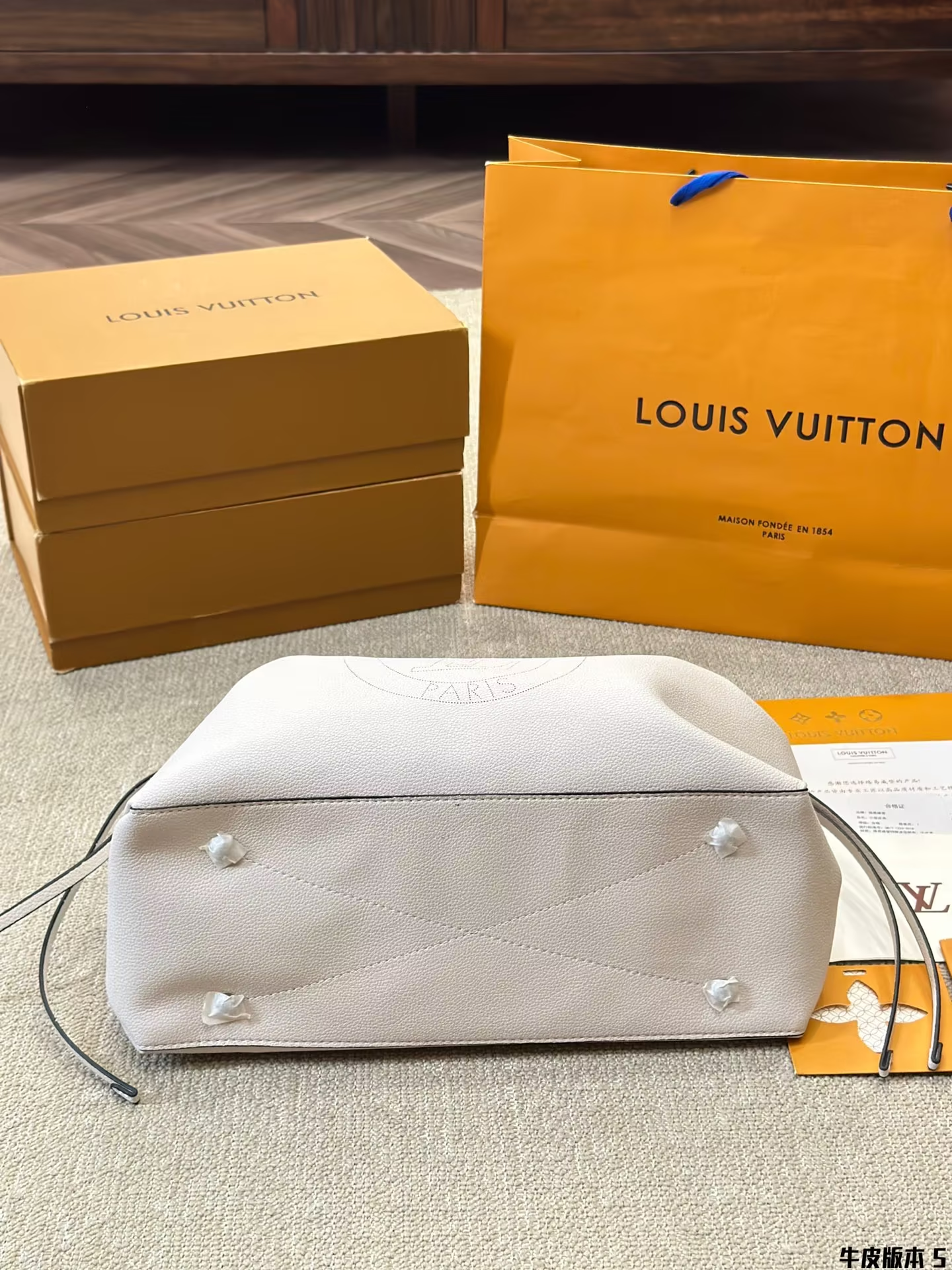 Louis new arrival bella bag size: 30 * 24cm