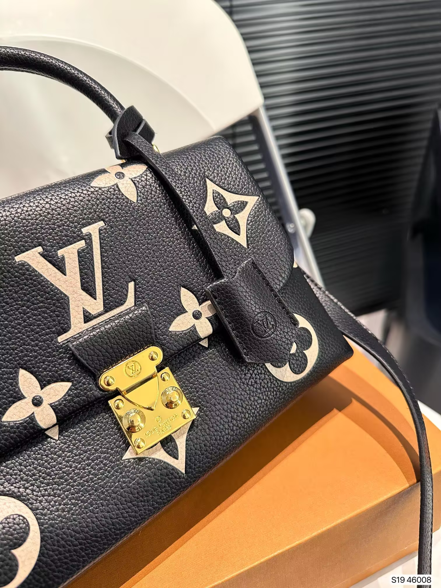 Louis new arrival hand bag size: 24*15 cm