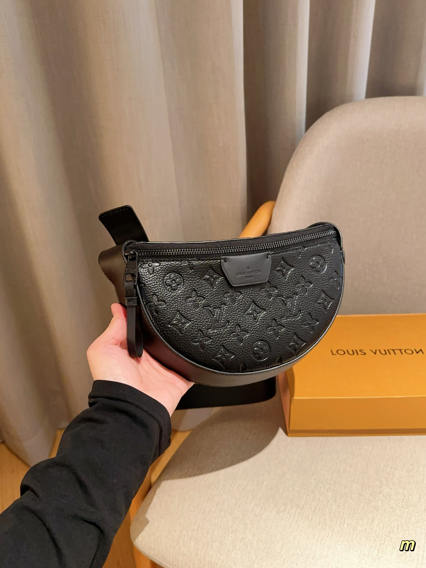 Louis MOON CROSSBODY men and women bag size: 24*16*4 cm