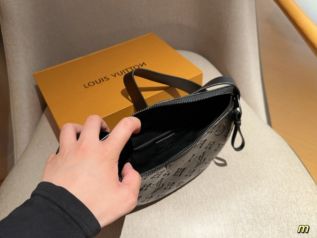 Louis MOON CROSSBODY men and women bag size: 24*16*4 cm