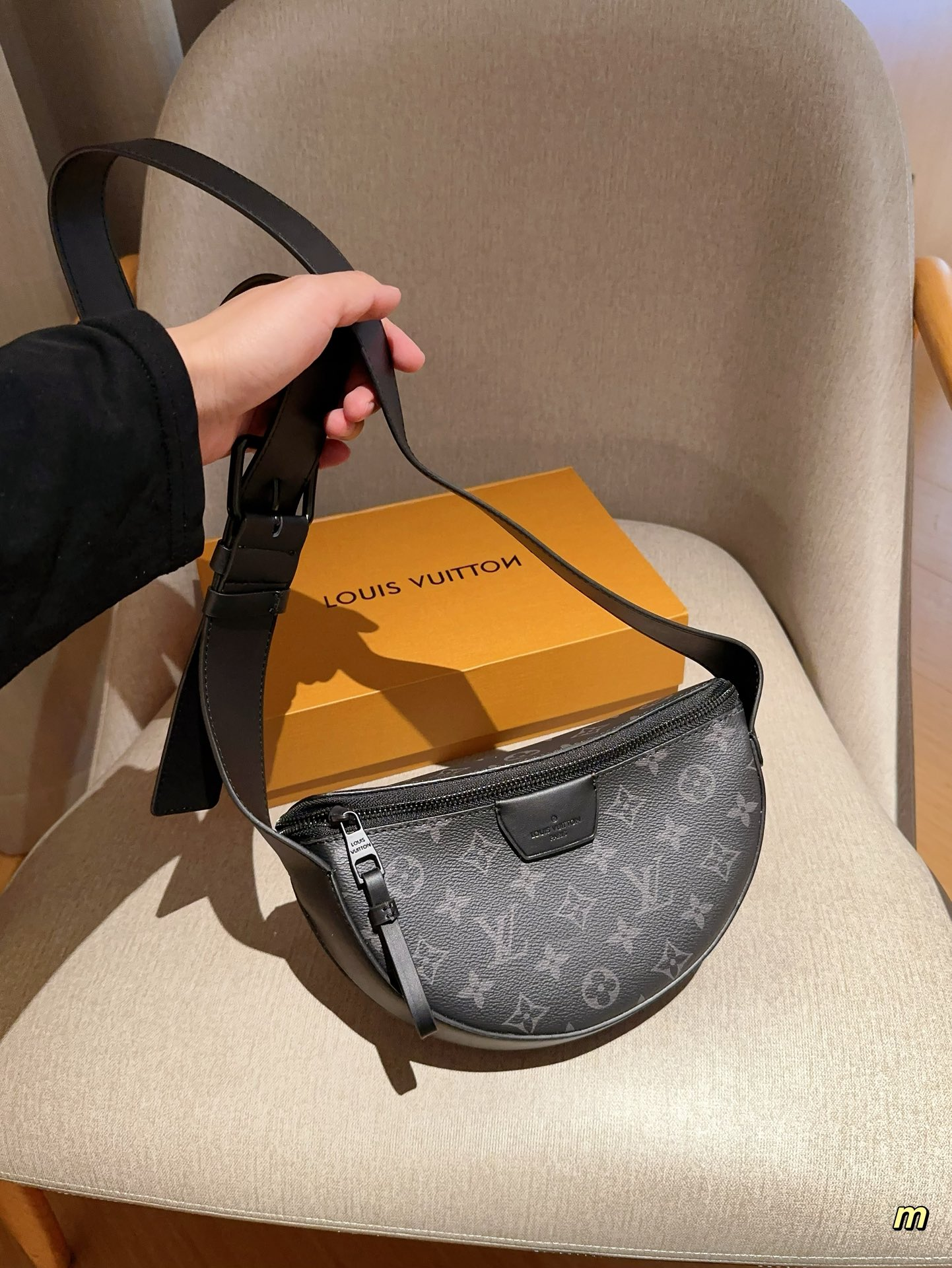 Louis MOON CROSSBODY men and women bag size: 24*16*4 cm