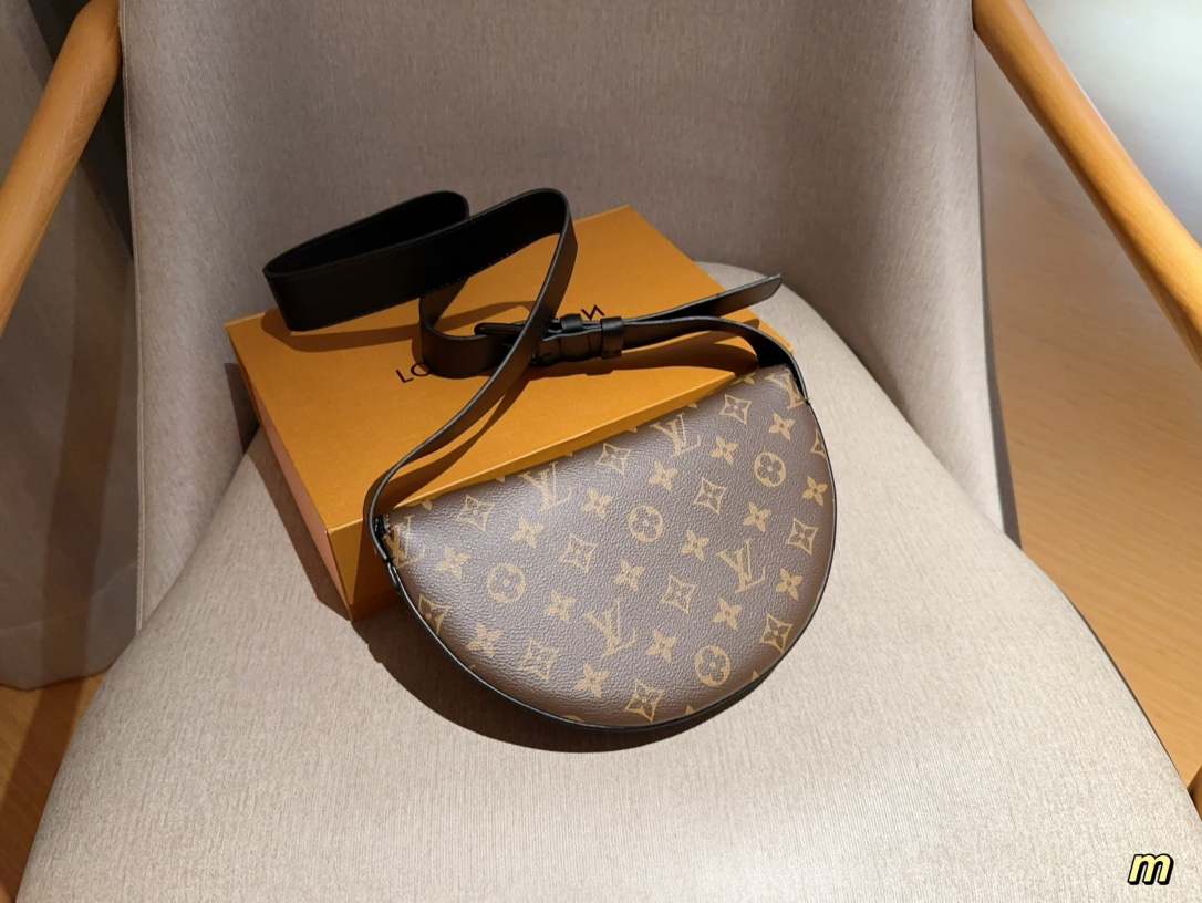 Louis MOON CROSSBODY men and women bag size: 24*16*4 cm