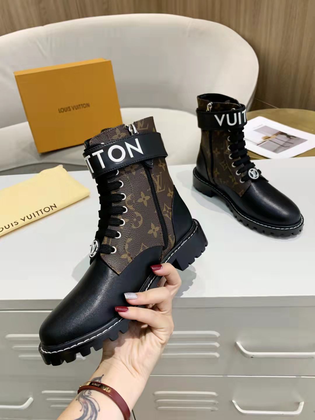 L women boots
