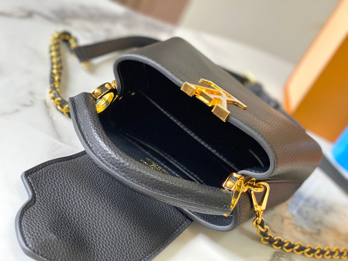 Louis Milky Way Capucines BB Taurillon leather M23082 size: 21×14×8cm