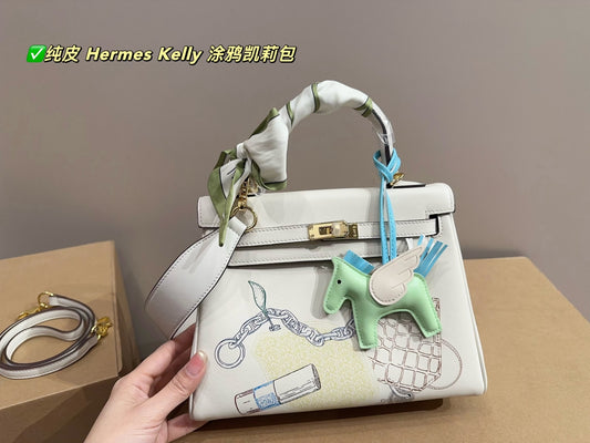 Her new arrival Kelly bag size: 24*18 cm