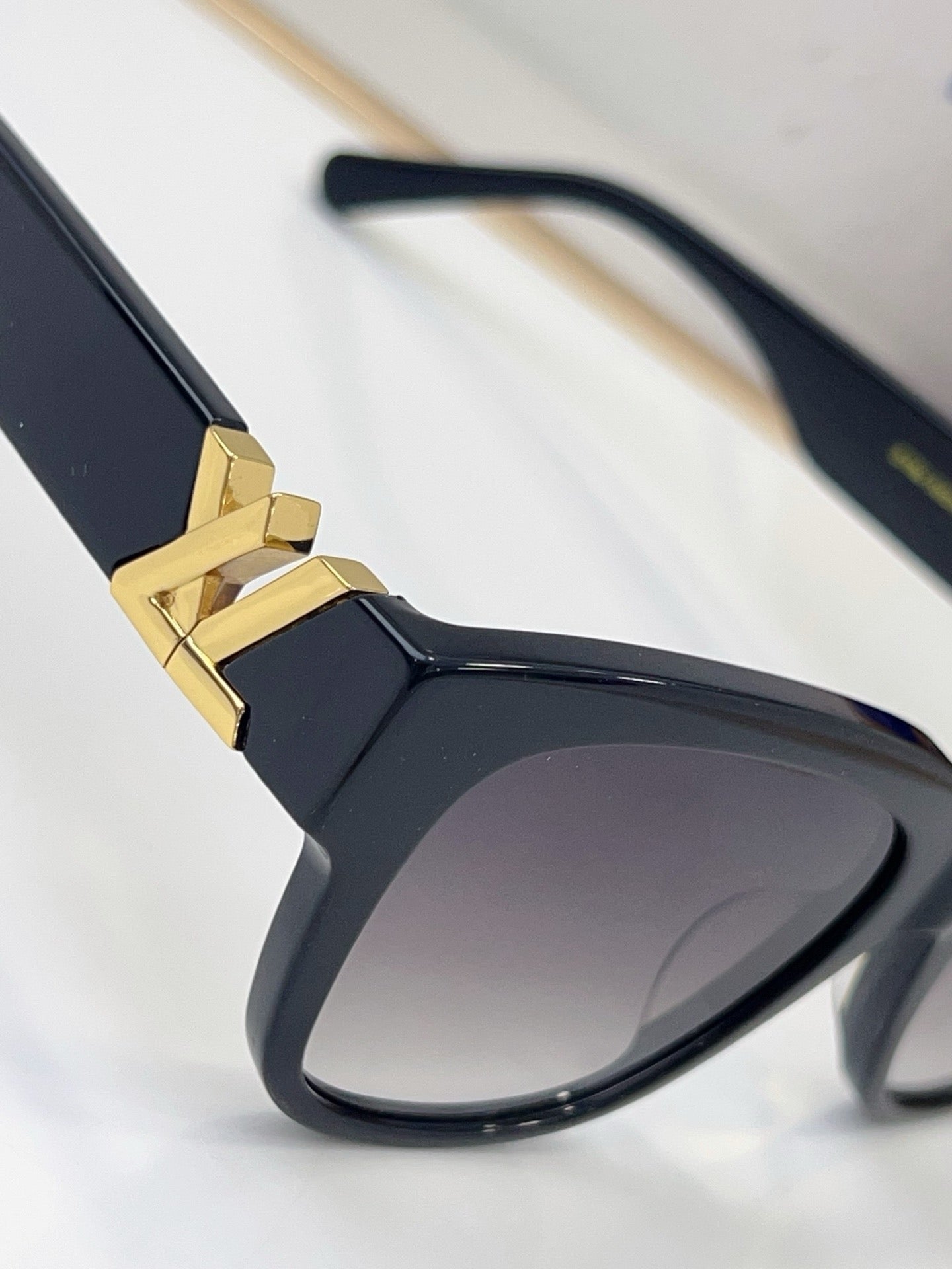 Louis Eyewear SIZE: 53-18-140