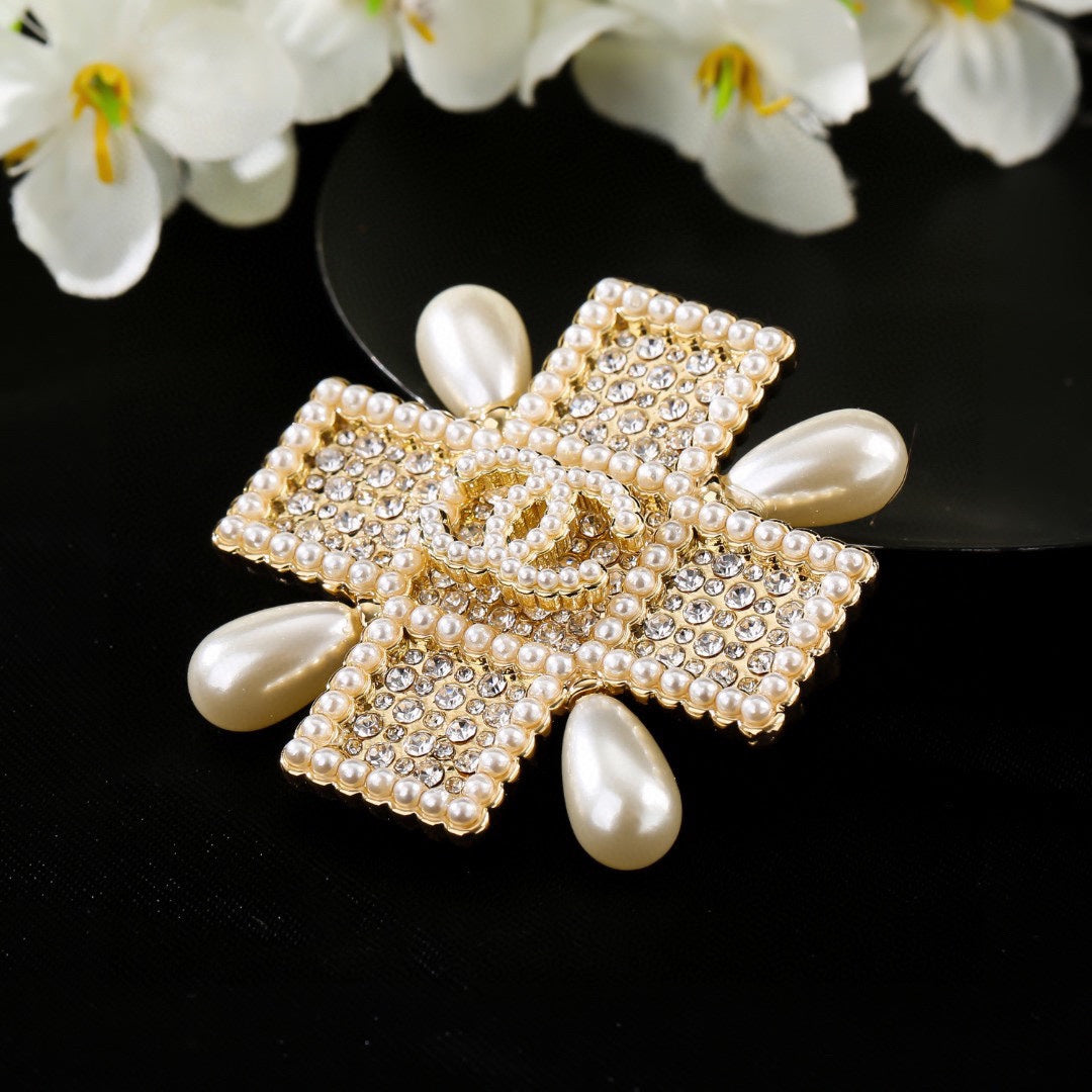 Cc brooch 0079