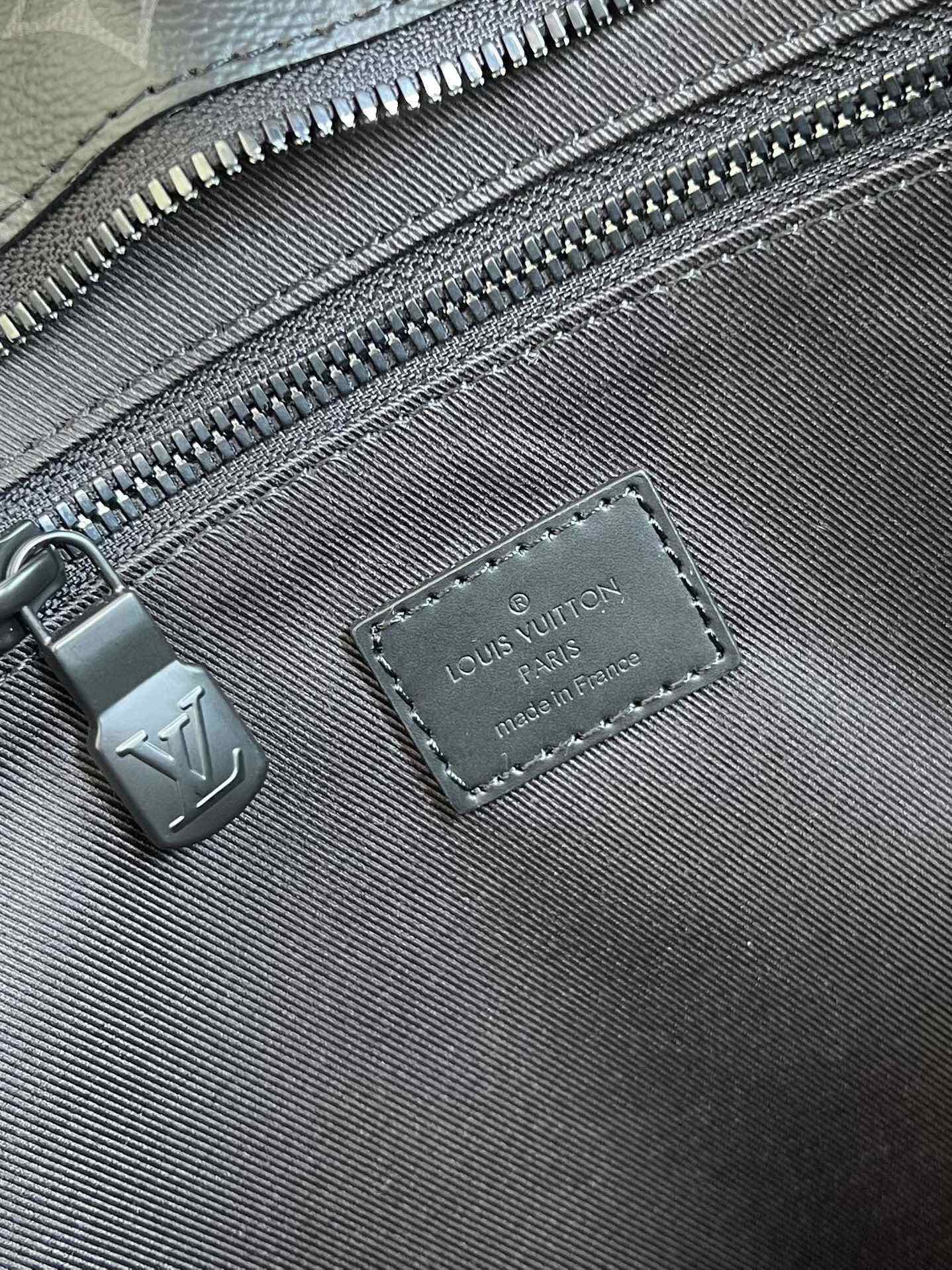 Louis Sac Plat Horizontal Zippé size: 39x30x7CM