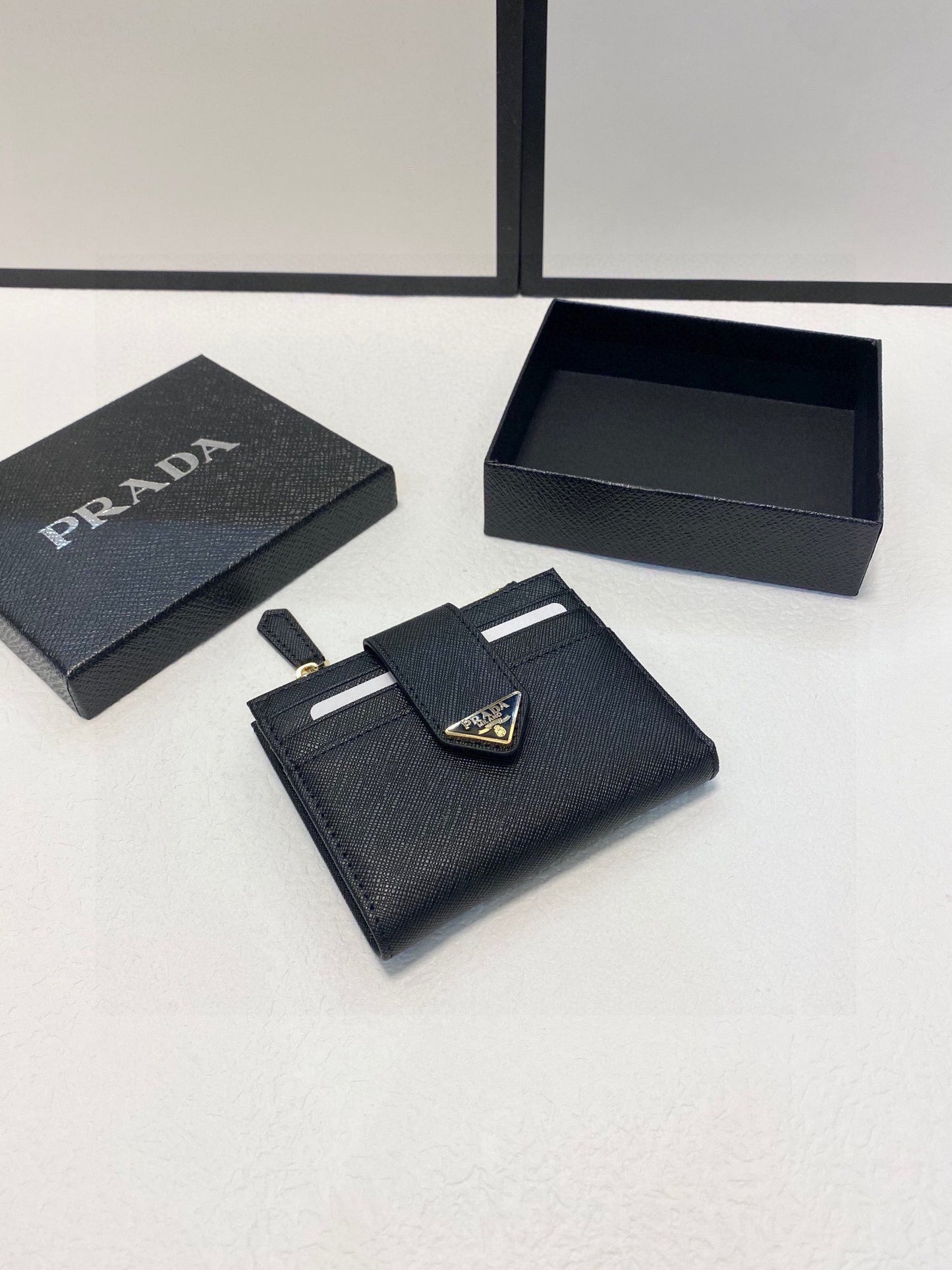 Pra wallet men and women size : 10x9 cm