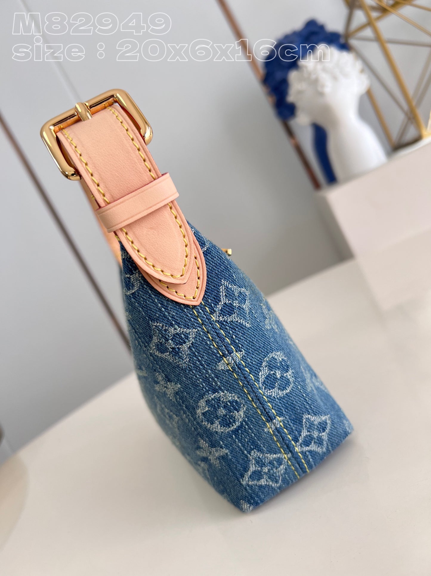 Louis Hills Pochette Monogram Denim size;20.5 x 6 x 16 cm