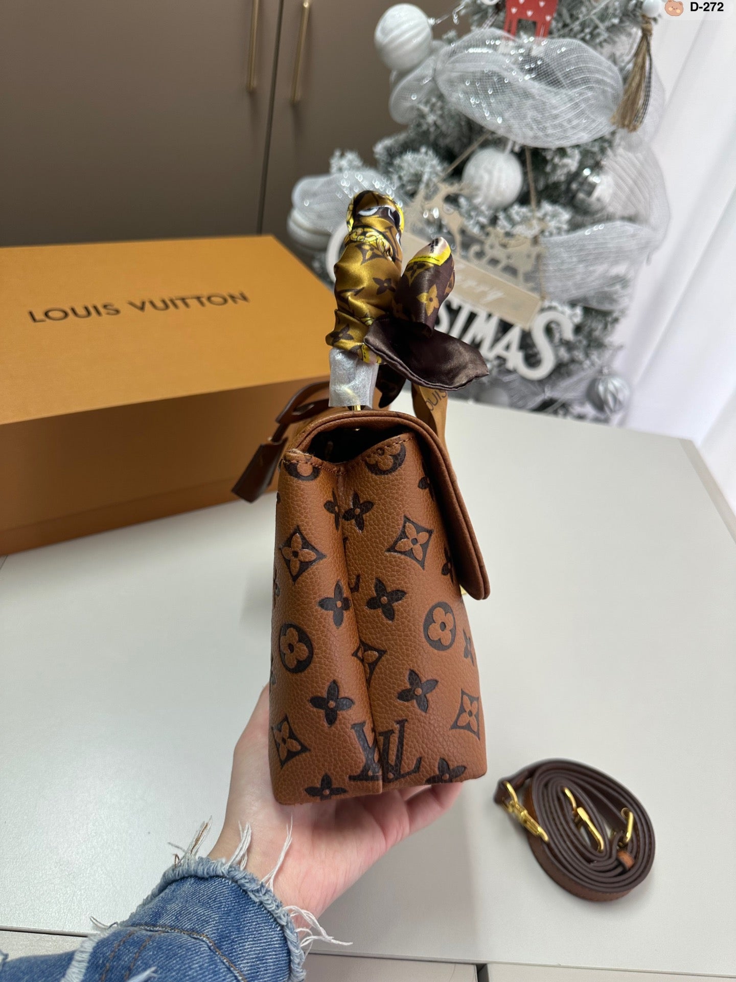 Louis madeleine bb bag size : 24*8*16 cm