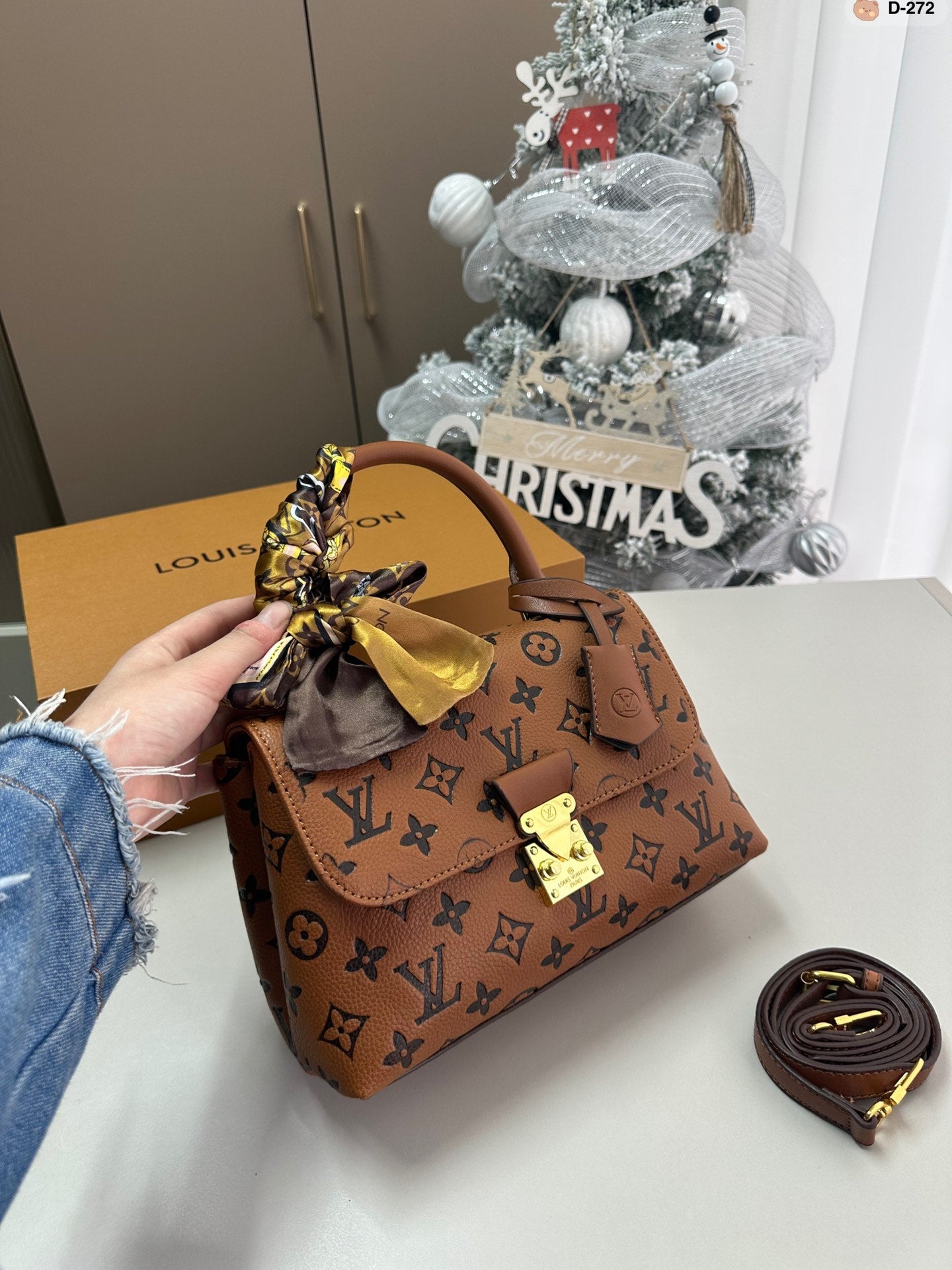 Louis madeleine bb bag size : 24*8*16 cm