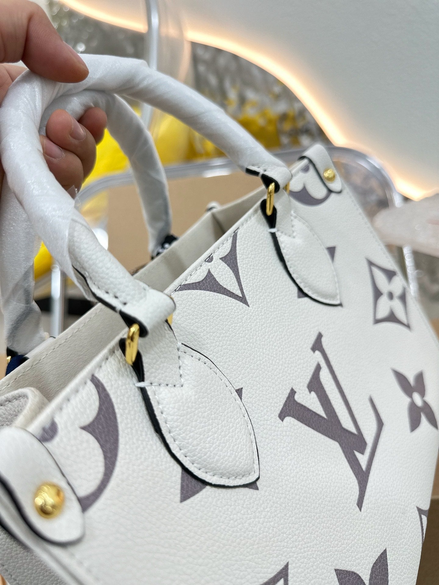 Louis Ss21 Crafty onthego small bag size : 25 * 20cm (without silk belt )