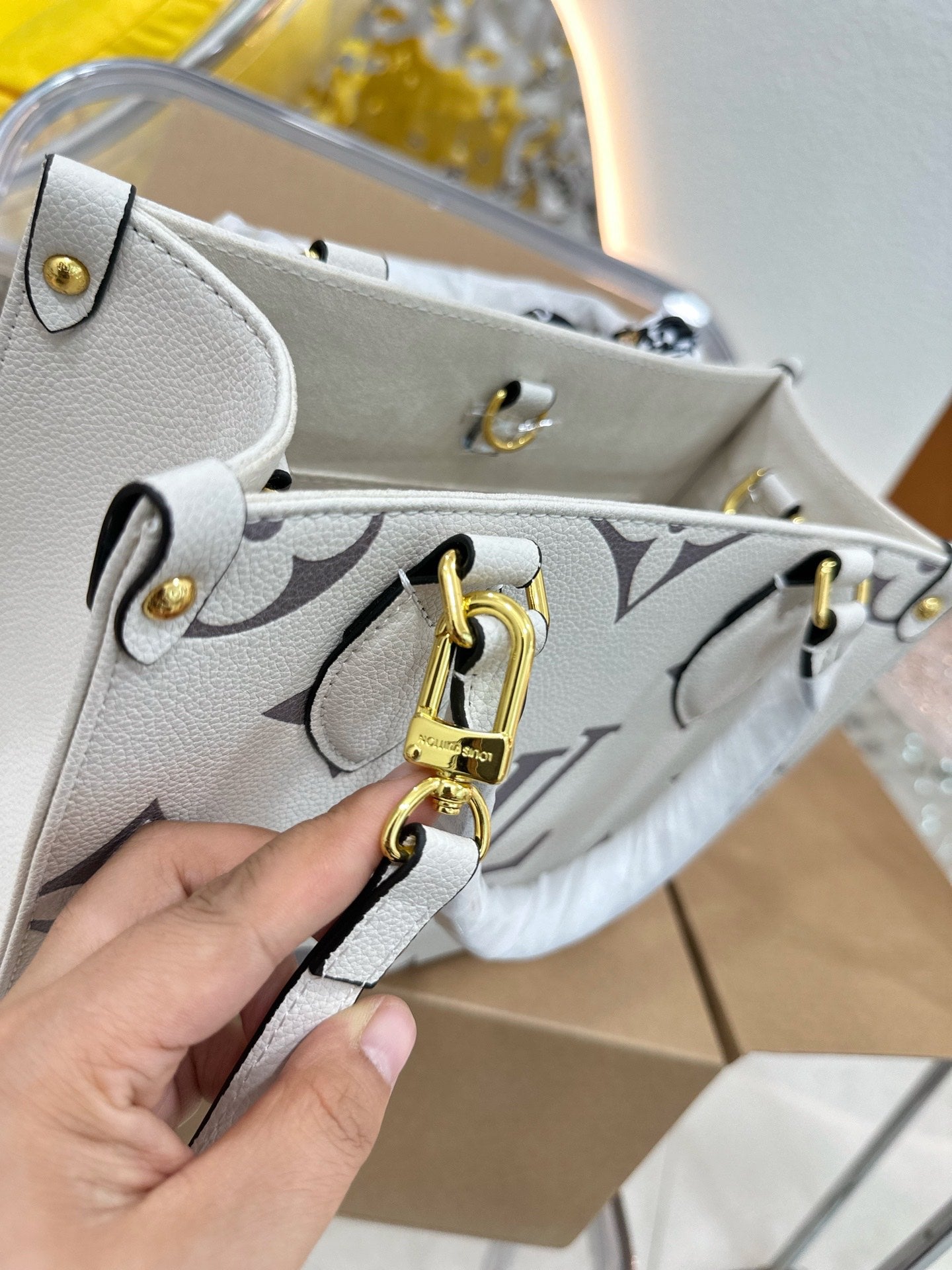 Louis Ss21 Crafty onthego small bag size : 25 * 20cm (without silk belt )