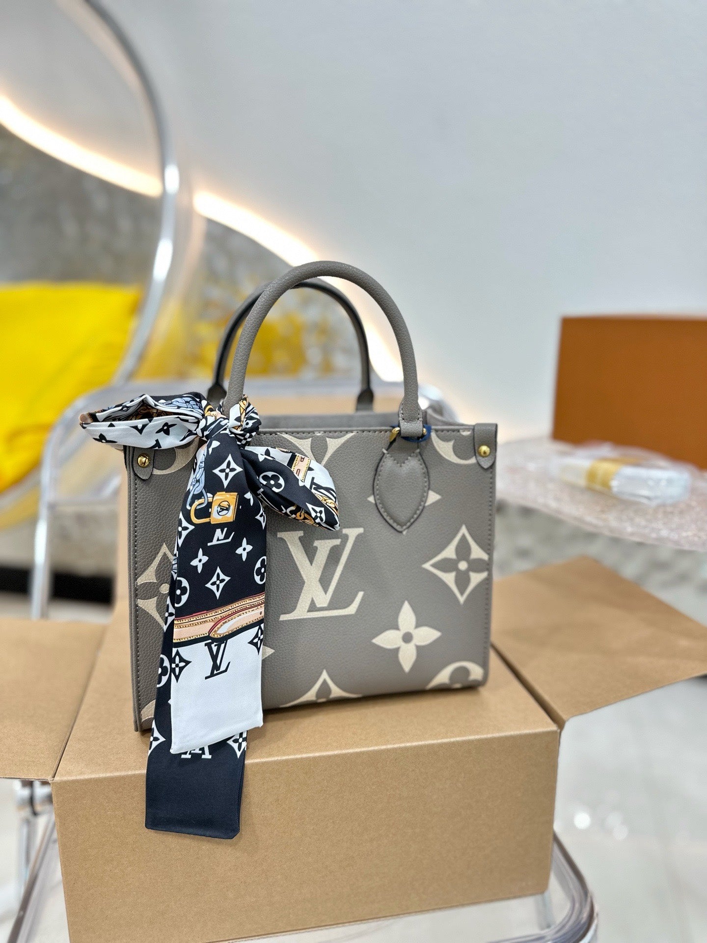 Louis Ss21 Crafty onthego small bag size : 25 * 20cm (without silk belt )