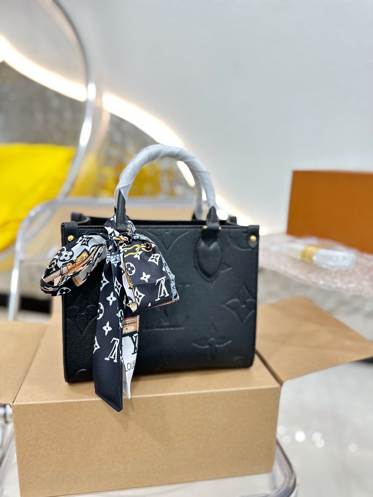 Louis Ss21 Crafty onthego small bag size : 25 * 20cm (without silk belt )