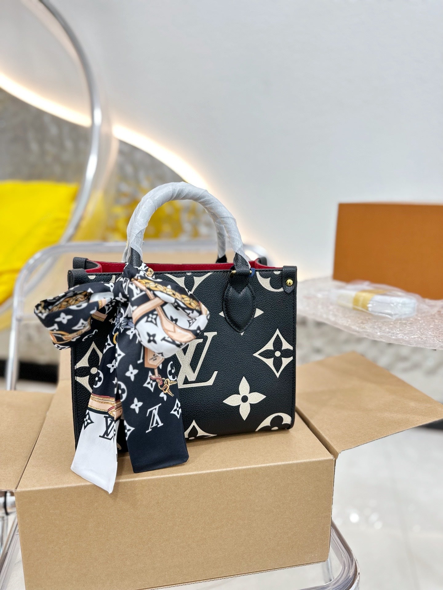 Louis Ss21 Crafty onthego small bag size : 25 * 20cm (without silk belt )