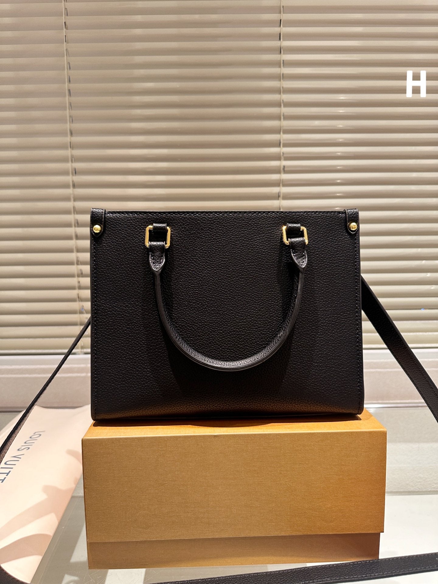 Louis Fall Capsule tote bag size ; 25cm