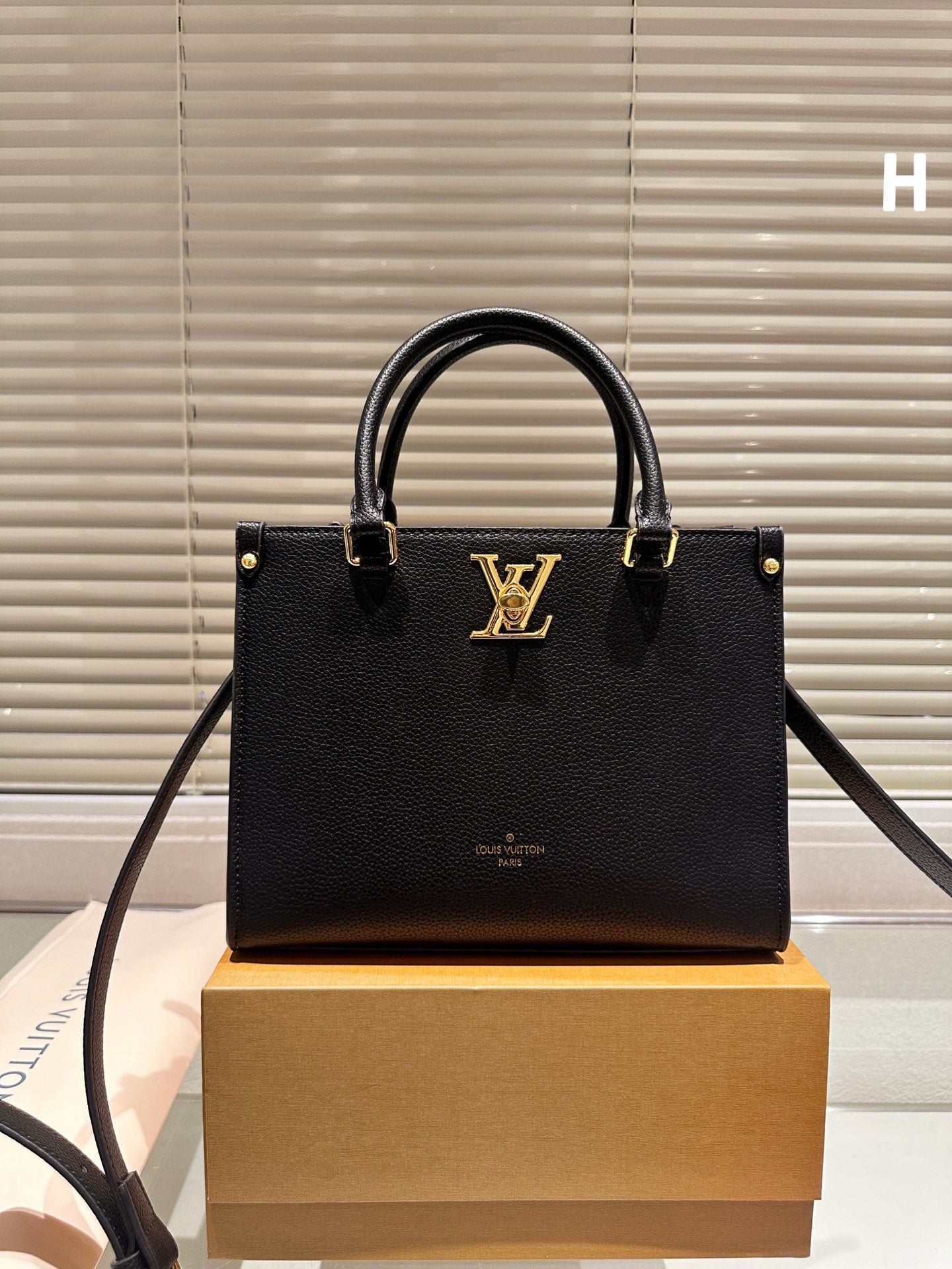Louis Fall Capsule tote bag size ; 25cm