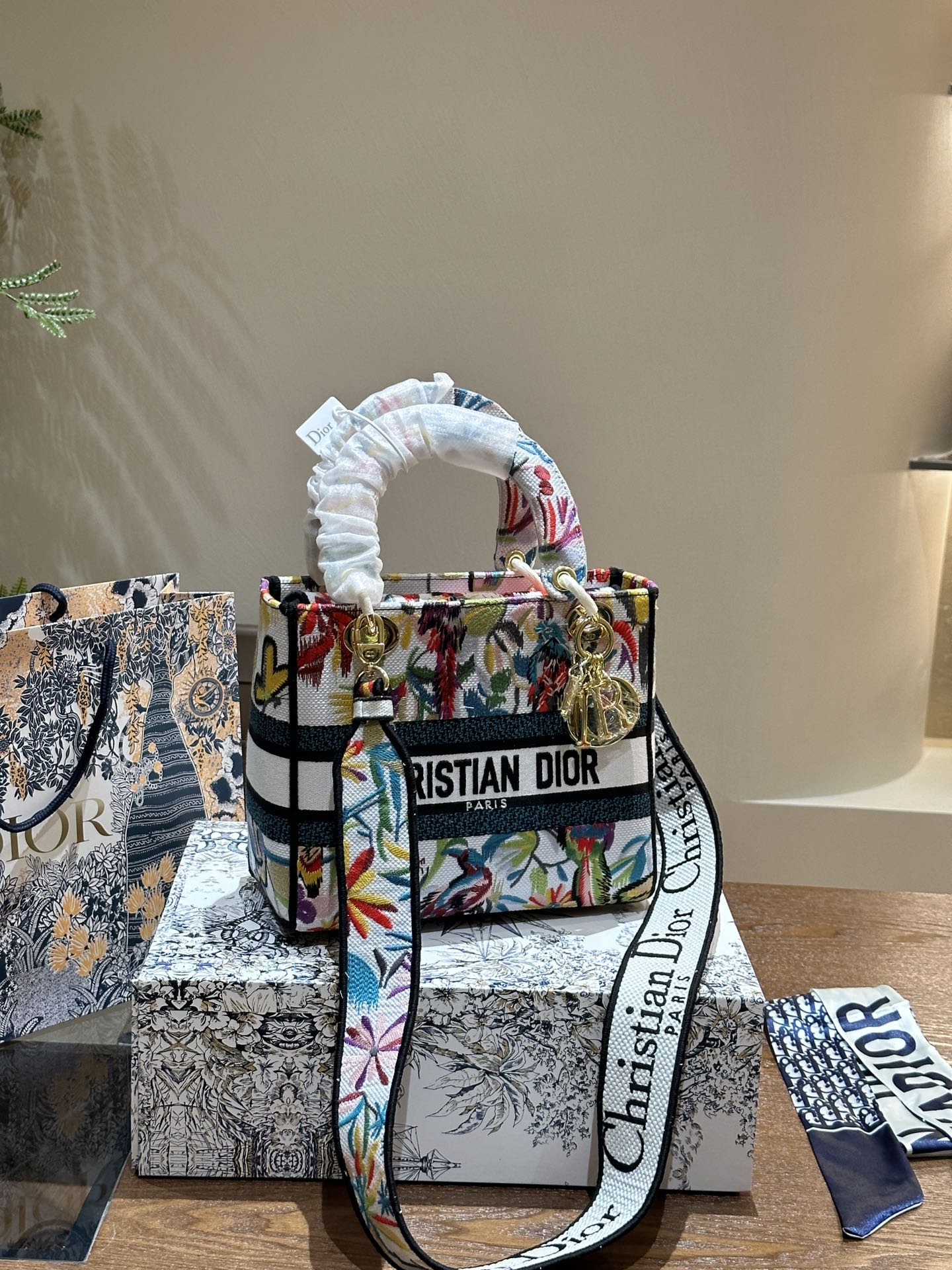 D lady bag size; 24 cm