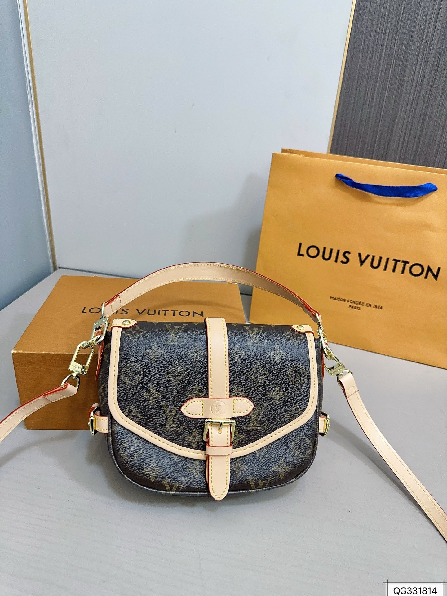 Louis Saumur bb mini bag size: 21 * 17 cm