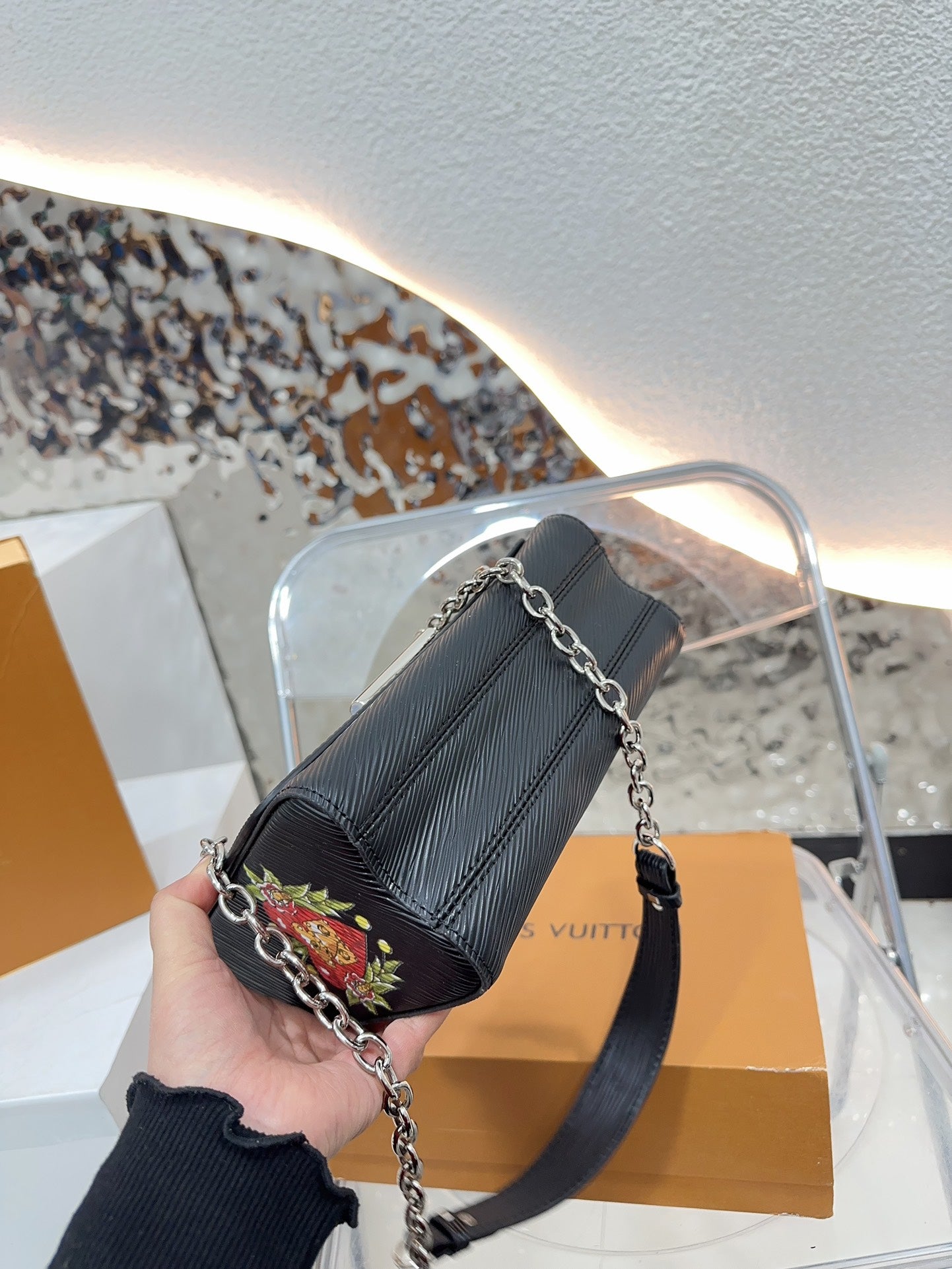 Louis new arrival TWIST bag size;23 * 16 cm