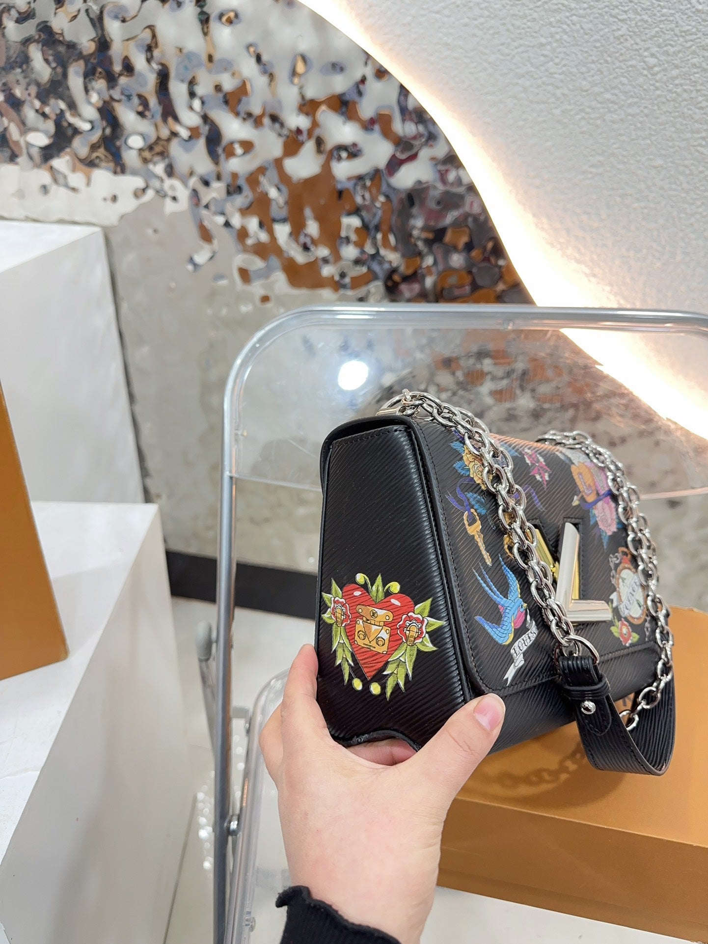 Louis new arrival TWIST bag size;23 * 16 cm
