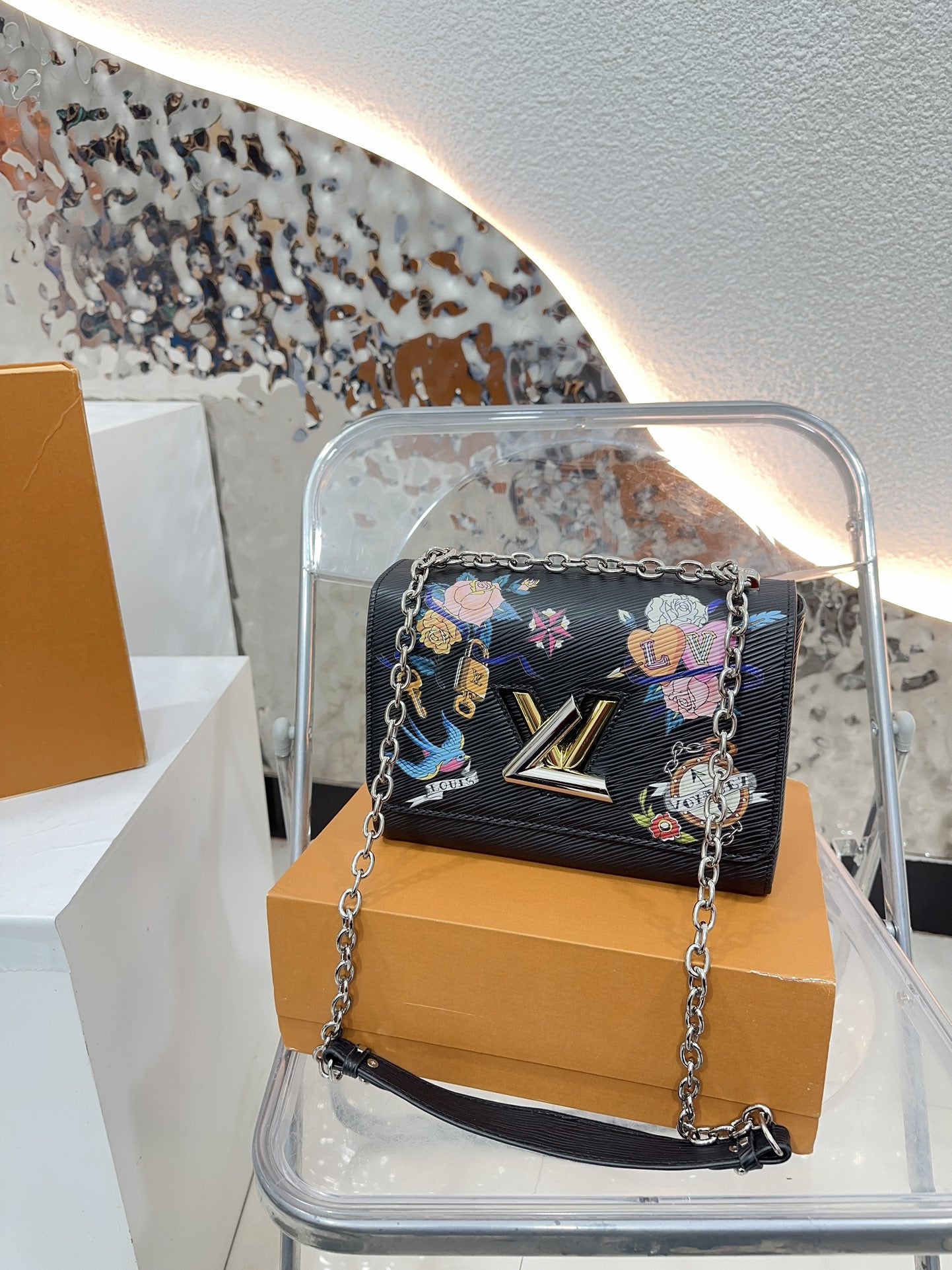 Louis new arrival TWIST bag size;23 * 16 cm