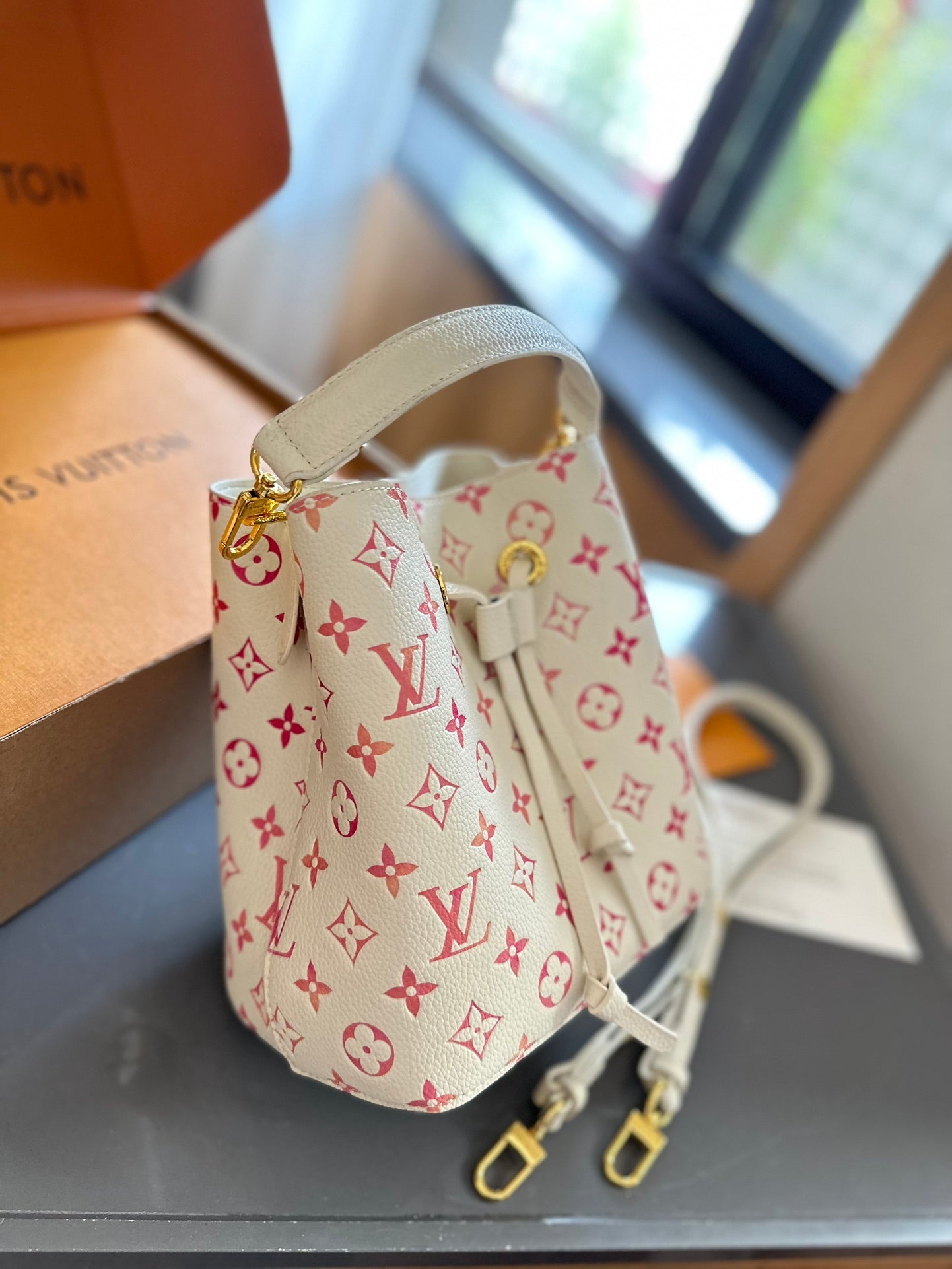 Louis new arrival NEONOE M44022 bag size: 20 cm