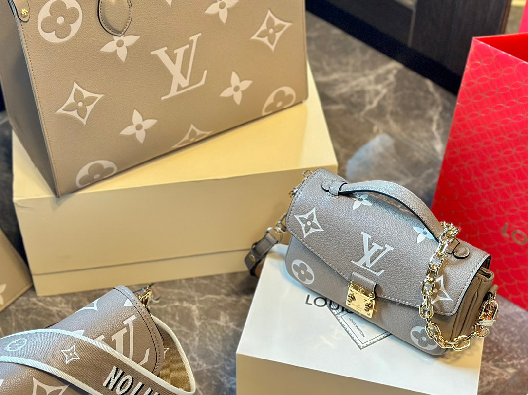 Louis new arrival mini bag size: 21 * 12cm