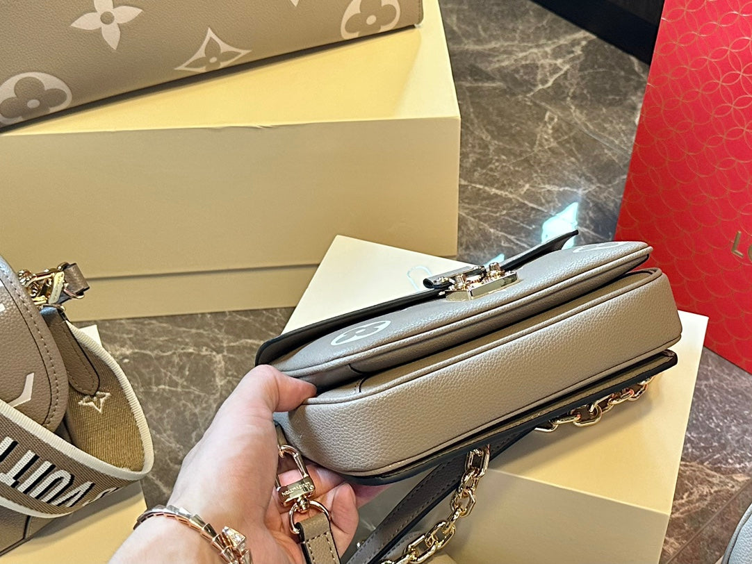 Louis new arrival mini bag size: 21 * 12cm