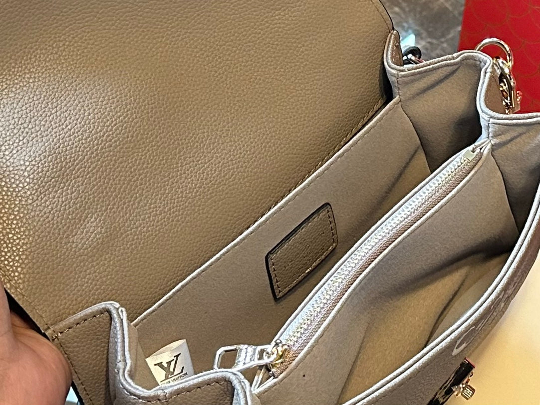 Louis new arrival mini bag size: 21 * 12cm