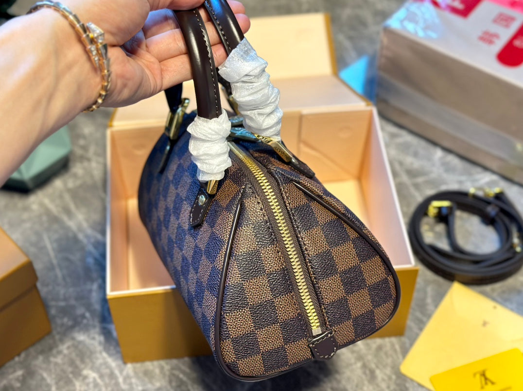 Louis new arrival size:23 * 13 cm