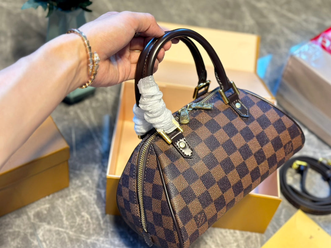 Louis new arrival size:23 * 13 cm