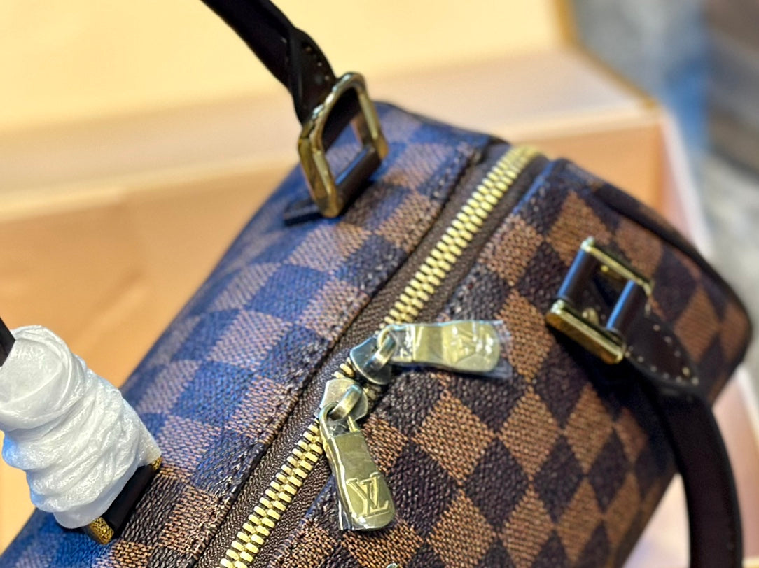 Louis new arrival size:23 * 13 cm