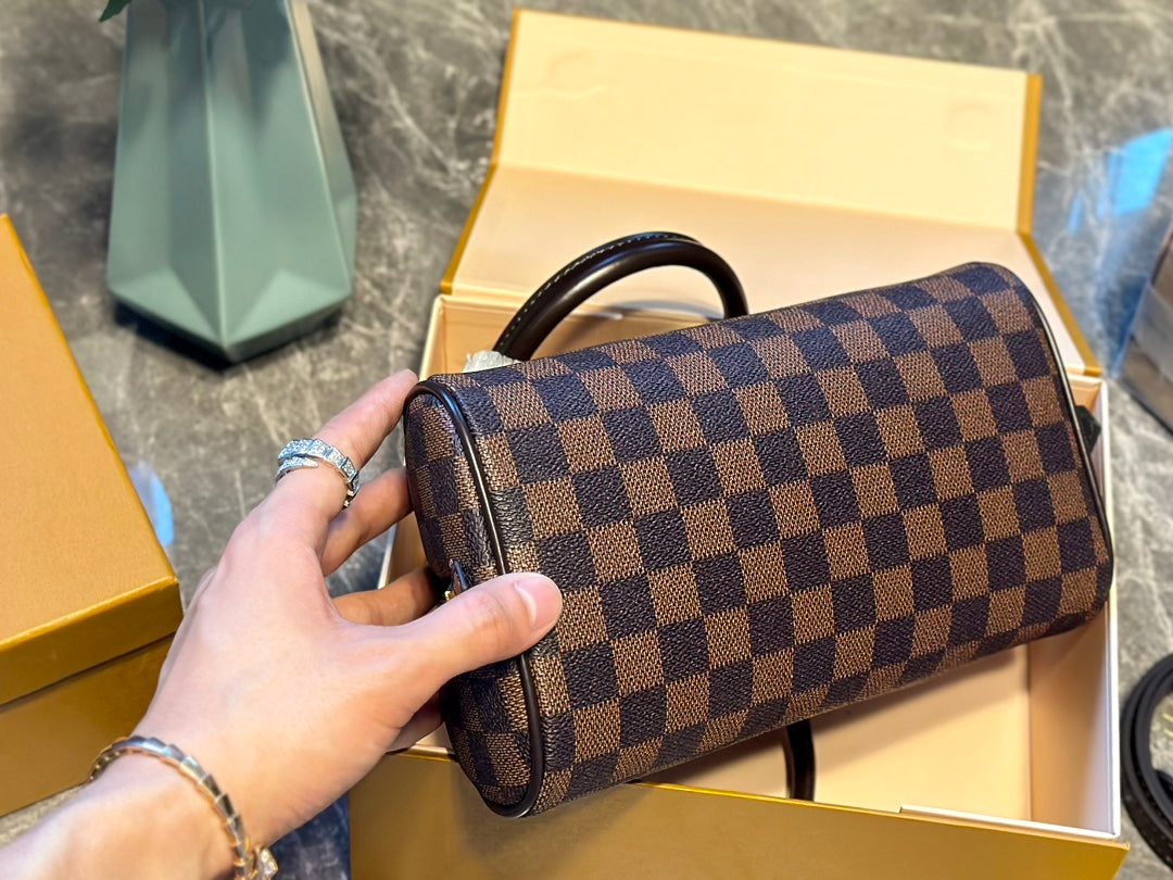 Louis new arrival size:23 * 13 cm
