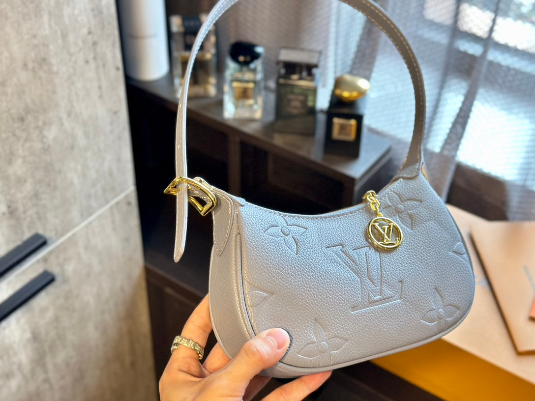 Louis new arrival hobo bag size: 21 * 11cm
