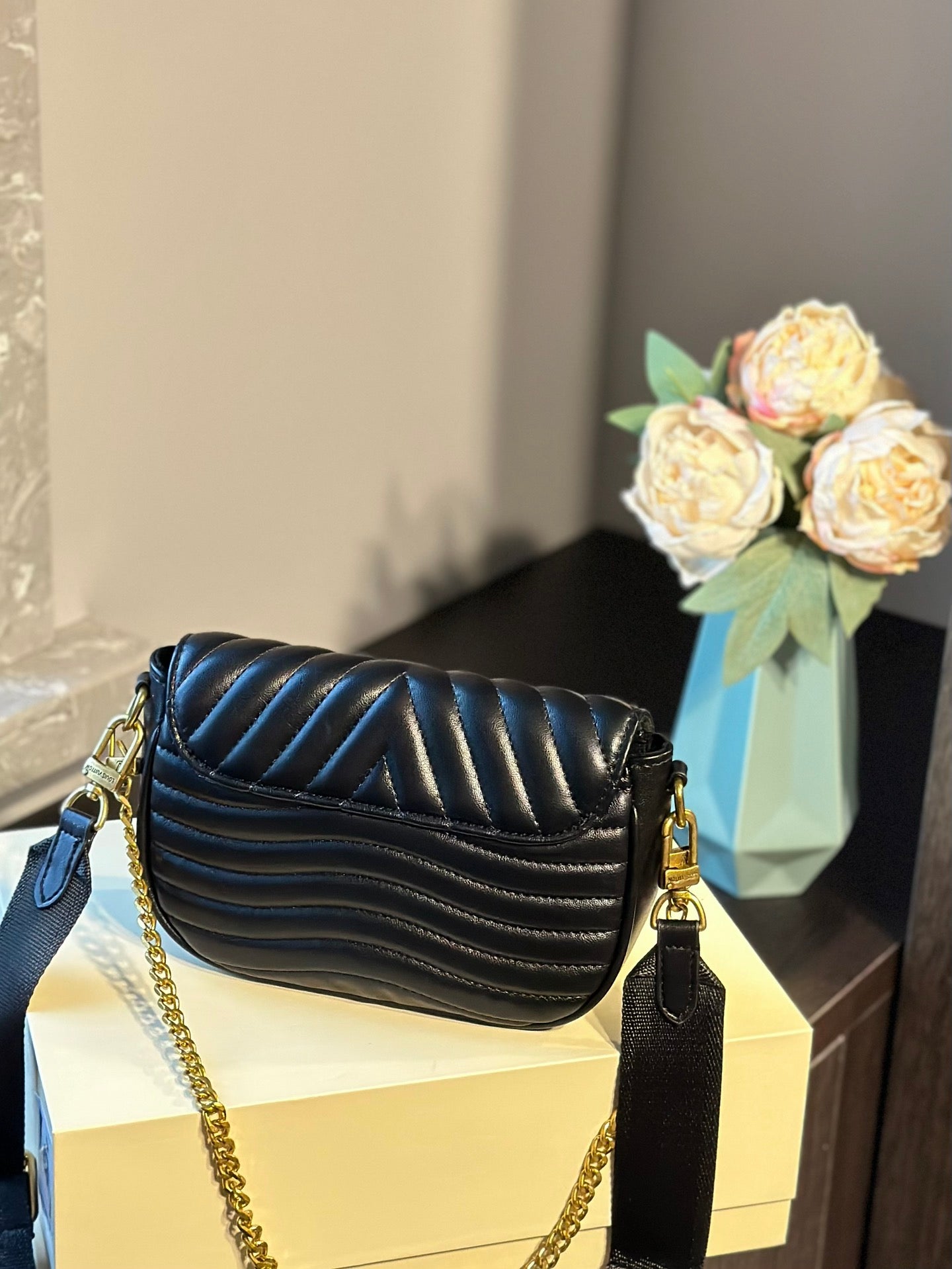 Louis Multi Pochette New Wave size: 21x13x6.5cm
