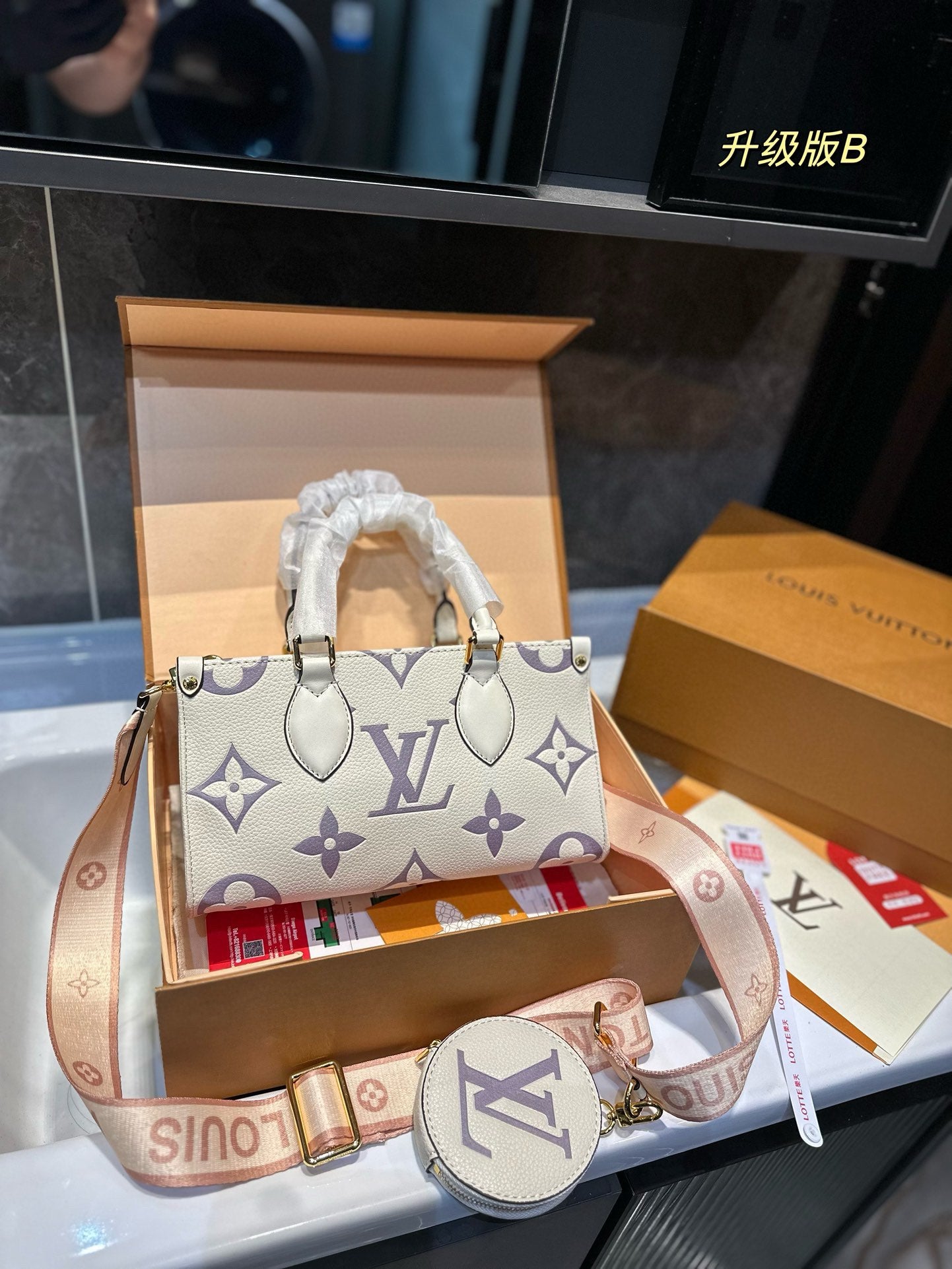 Louis new arrival Onthego East West bag size: 25.14cm