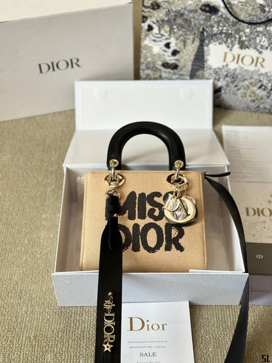 D new arrival lady bag size: 20*18 cm