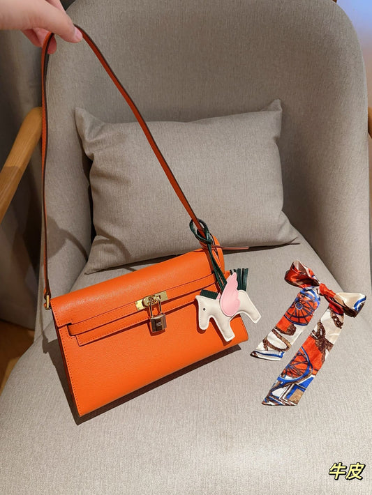 Her Kelly elan hobo bag size: 25*15*7 cm