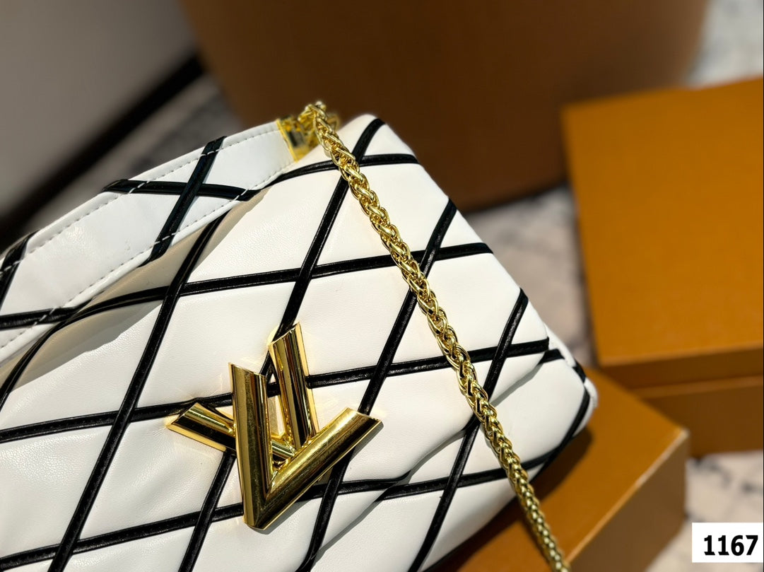 Louis new arrival Twist bag size: 22*13 cm