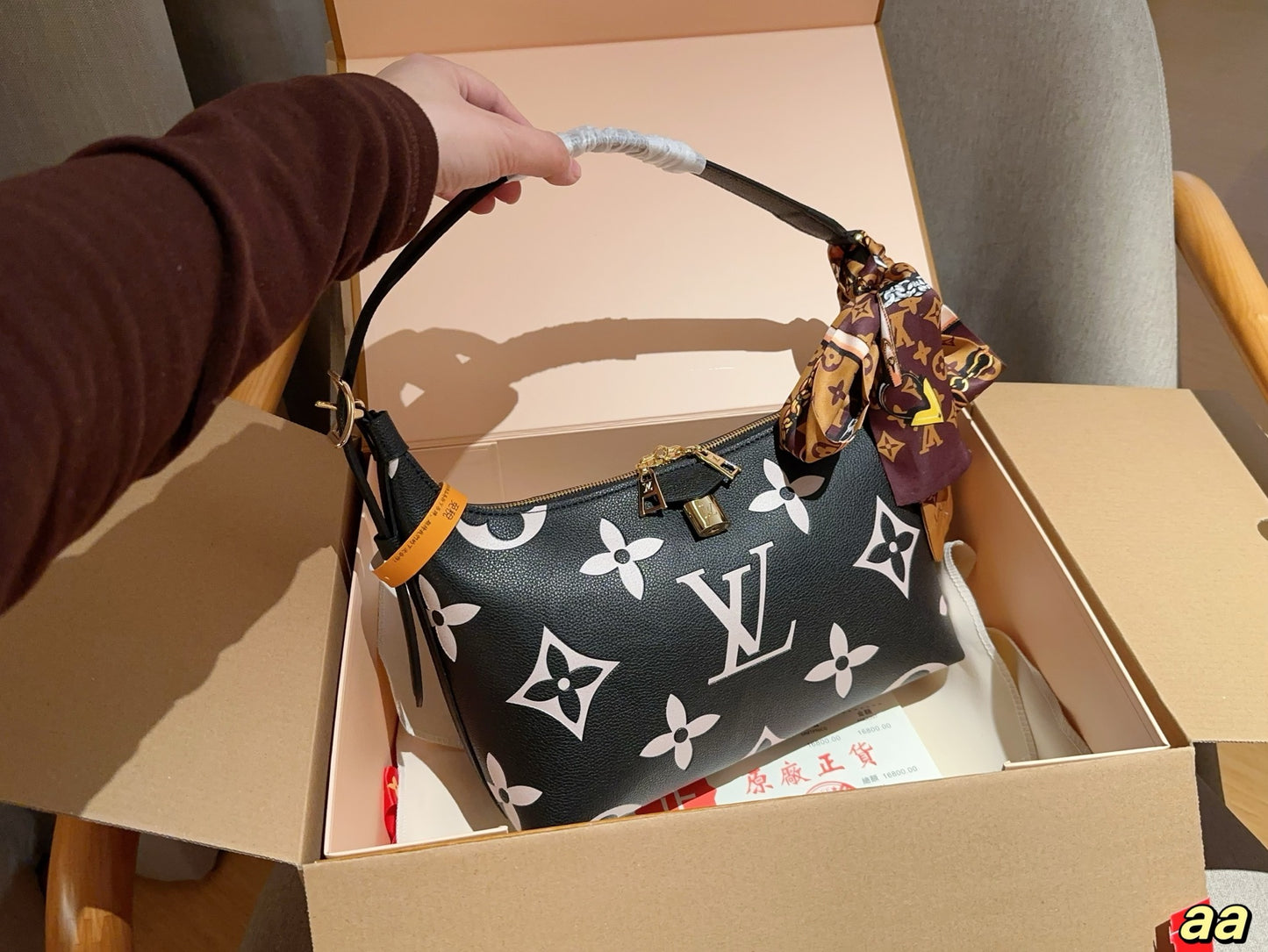 Louis new arrival hobo lock bag size:28*18*10 cm