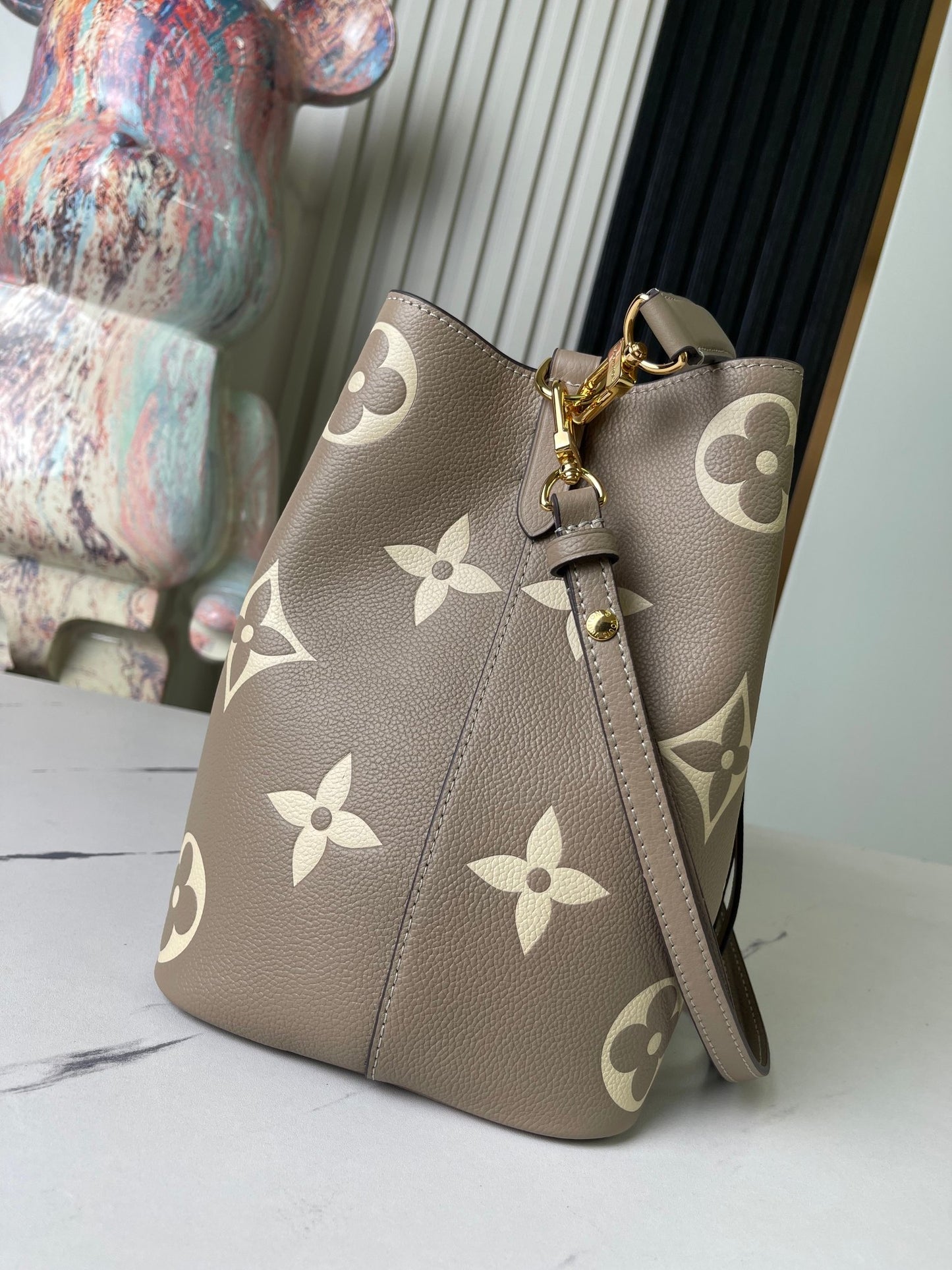 LOUIS Monogram Empreinte NeoNoe bag size : 26.0 x 26.0 x 17.5cm