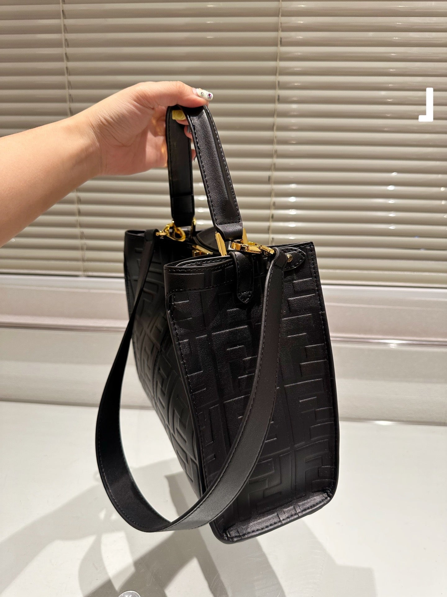 Fen new arrival PEEKABOO tote bag size; 30 * 25cm